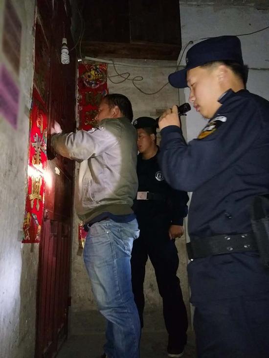 四平粗心妈妈误将幼女锁家中 民警全城寻开锁师傅开门