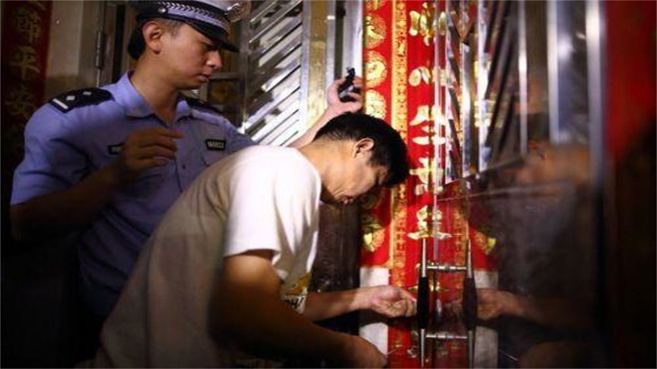 四平请开锁师傅开了锁后，师傅为什么一般都不进门，就算主人请也不进去？